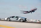 Lamborghini Aventador LP 700-4 Roadster profilo in aeroporto