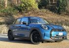 Mini cooper 5 porte 2022 blu tre quarti anteriore