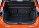Nissan Micra arancione bagagliaio