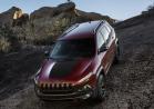 Nuovo Jeep Cherokee in fuoristrada tre quarti anteriore