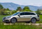 Opel Insigna Country Tourer profilo in movimento