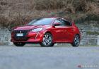 Peugeot 208 Puretech 100 Allure tre quarti anteriore