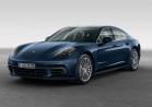 Porsche Panamera blu tre quarti anteriore