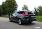 Prova Ford Focus Wagon 1.5 TDCi 120 CV tre quarti posteriore