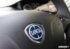 Prova Lancia Ypsilon Metano Ecochic dettaglio stemma sul volante