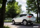 Prova Toyota Rav4 4WD White Edition tre quarti posteriore