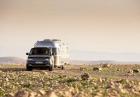 Range Rover e Airstream su strada sterrata anteriore