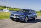 Volkswagen Passat GTE tre quarti anteriore