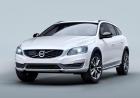 Volvo V60 Cross Country tre quarti anteriore sfondo bianco