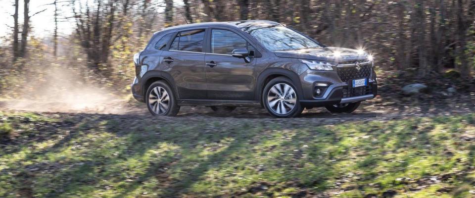 suzuki s-cross boosterjet 4x4 2025 recensione opinioni prezzi
