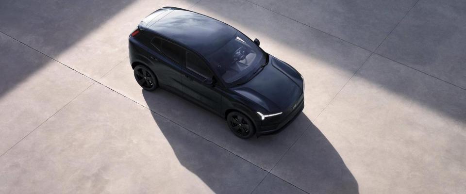 Vollvo EX30 piccolo SUV elettrico in full black