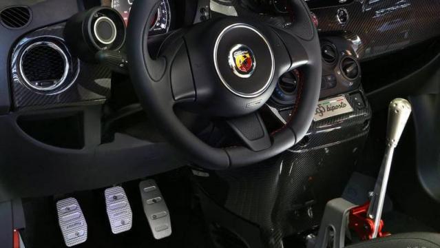 Abarth 695 interni