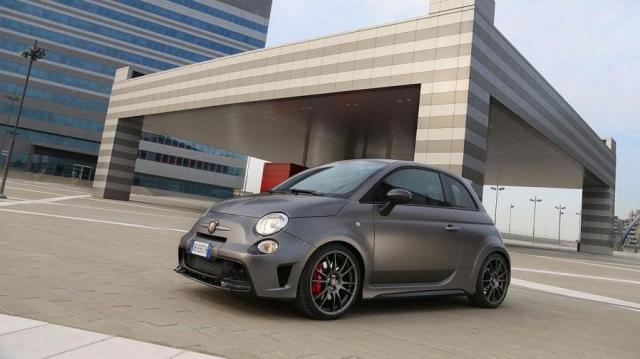 Abarth 695 Biposto tre quarti anteriore