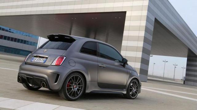 Abarth 695 Biposto tre quarti posteriore