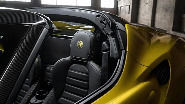 Alfa Romeo 4C Spider gialla abitacolo