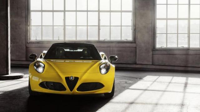 Alfa Romeo 4C Spider gialla anteriore