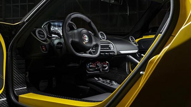 Alfa Romeo 4C Spider gialla interni