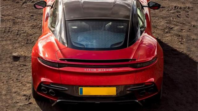 Aston Martin DBS Superleggera tre quarti posteriore