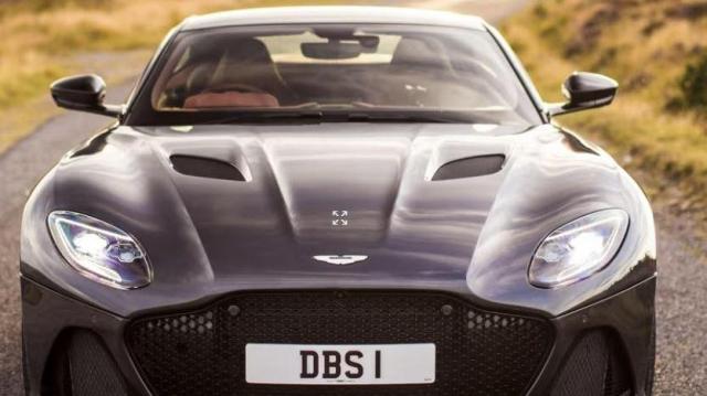 Aston Martin DBS Superleggera grigia