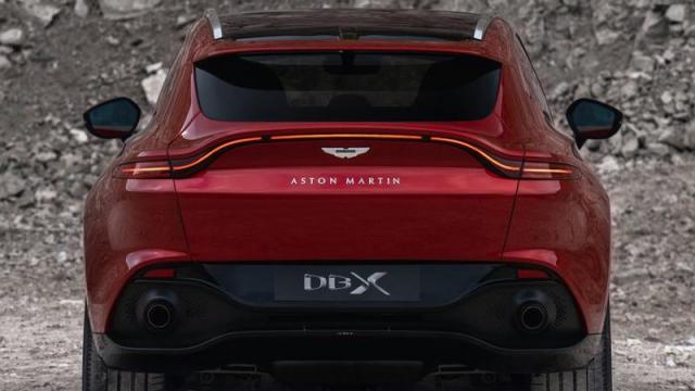 Aston Martin DBX posteriore