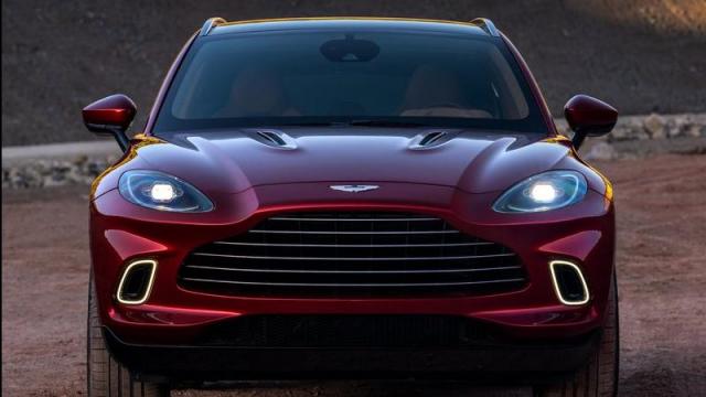 Aston Martin DBX anteriore