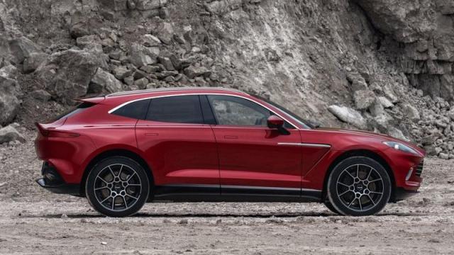 Aston Martin DBX profilo