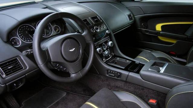 Aston Martin V12 Vantage Coupé interni