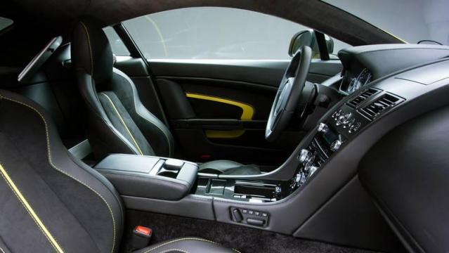 Aston Martin V12 Vantage Coupé interni 1