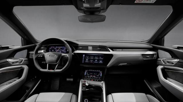 Audi e-tron S abitacolo