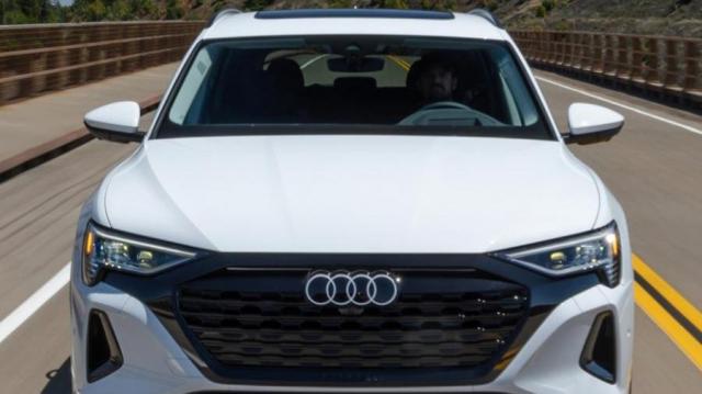 Audi Q8 e-tron frontale