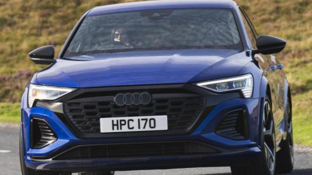Audi Q8 Sportback e-tron blu