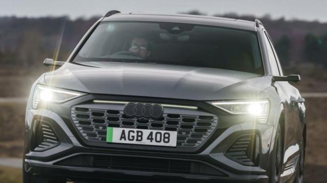 Audi Q8 Sportback e-tron grigia