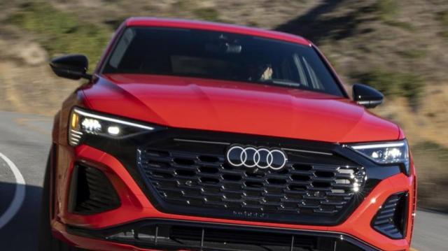 Audi Q8 Sportback e-tron rossa