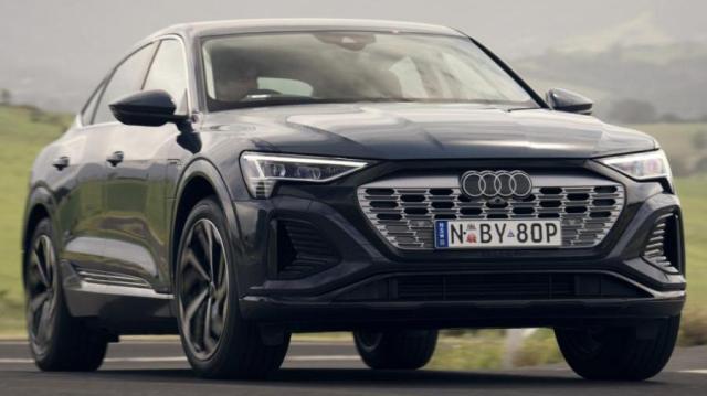 Audi Q8 Sportback e-tron strada