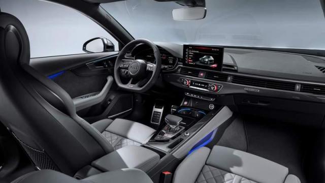 Audi S4 interni abitacolo