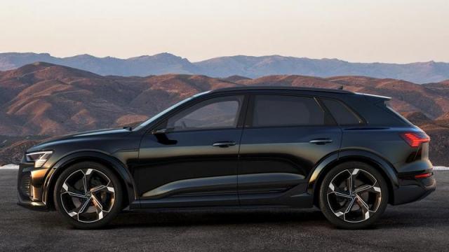 Audi SQ8 e-tron profilo