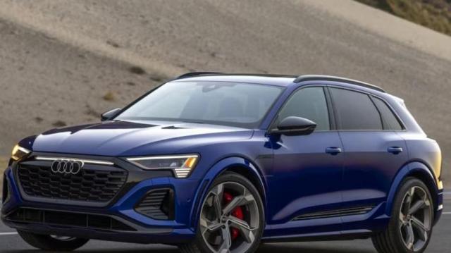 Audi SQ8 e-tron strada