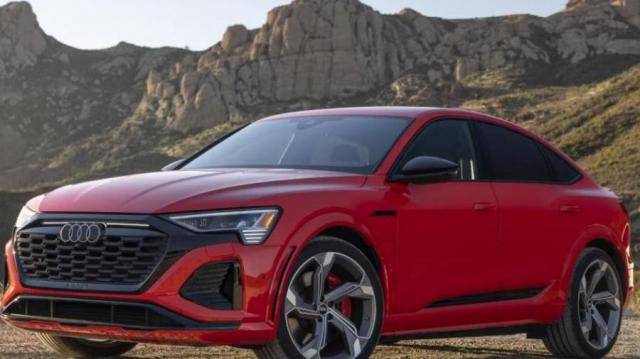 Audi SQ8 Sportback e-tron rossa