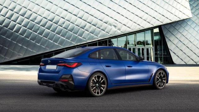 BMW i4 profilo 2
