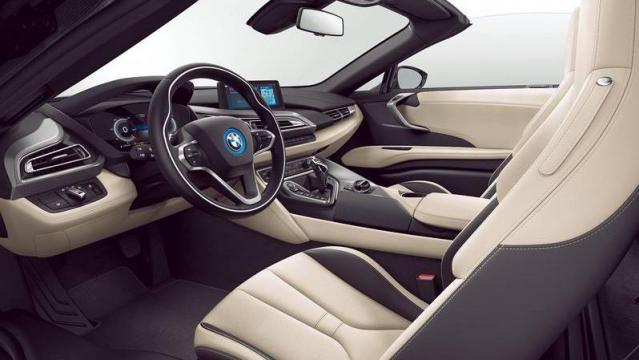 BMW i8 Roadster 2018 abitacolo