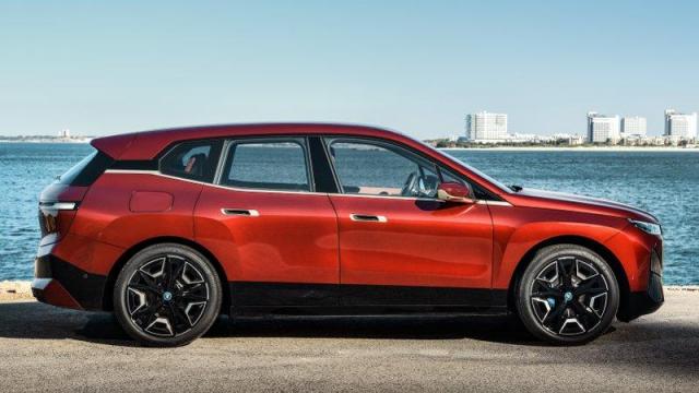 BMW Nuova iX profilo