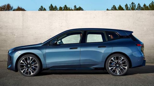 BMW Nuova iX profilo