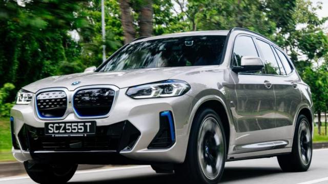 BMW IX3 grigia