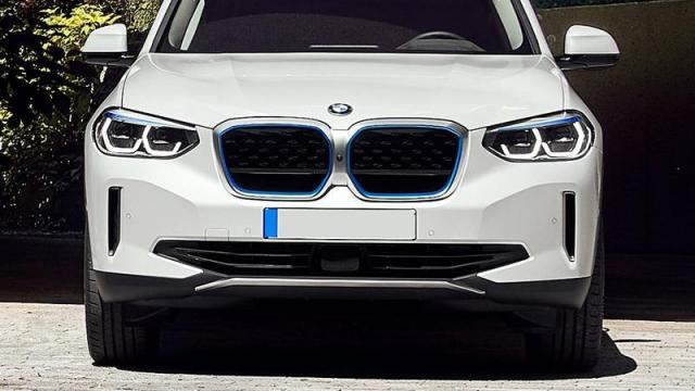 BMW iX3 anteriore