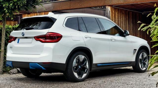 BMW iX3 tre quarti posteriore