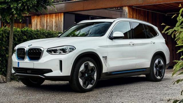 BMW iX3 tre quarti anteriore