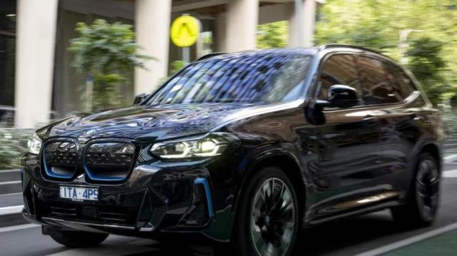 BMW IX3 movimento