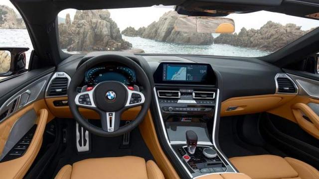 BMW M8 Cabrio interni