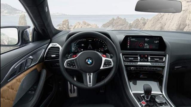 BMW Nuova M8 Coupé interni strumentazione