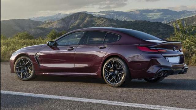 BMW Nuova M8 Gran Coupé tre quarti posteriore